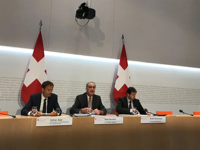 9f192710d002a36a64739ef0052e8552d860ff5e Guy Parmelin präsentiert die wichtigsten Eckwerte für die Botschaft der AP 22+ vor. Links im Bild BLW-Vizedirektor Adrian Aebi. (Bild akr)