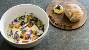 Als Vorspeise serviert Monika Nauer eine Knoblauchcrème-Suppe mit Brotcroutons.
