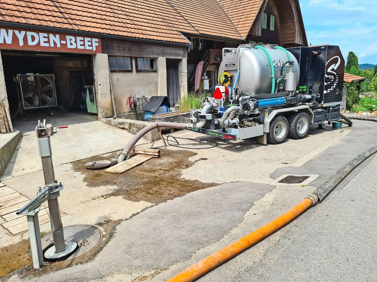 fdb29478b77281a818f5a37db798c596c55e920bee880c78bbaaf07c60022760 Die Pumpstation fördert mit einer Schneckenpumpe die Gülle von der Grube direkt auf das Feld. Eine zweite Pumpstation ist mit einer Zentrifugalpumpe ausgerüstet.