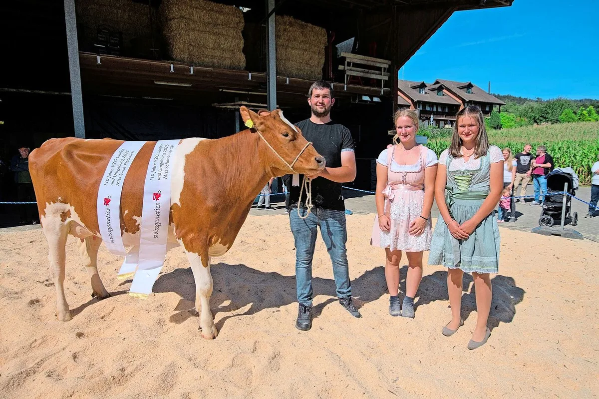 d903db0904d567f5687089dcc30dd2fa3f514ed01283ab4de8c3ba358880d6f4 Miss Swiss Fleckvieh und Miss SF-Schöneuter wurde die eindrückliche Erstlingskuh Robin Kenya P aus dem Stall von Alban Hügli aus Brislach.