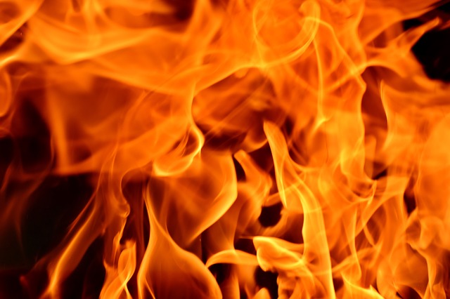 Durch Funkenflug fing das Strohlager feuer. (Bild pixabay)
