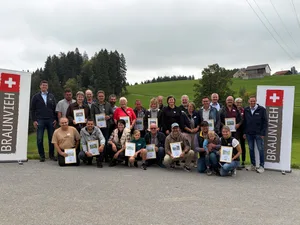 Diese Landwirtinnen und Landwirte haben eine Kuh, die für ihre Leistung im Milchjahr 2025 ausgezeichnet wurde.