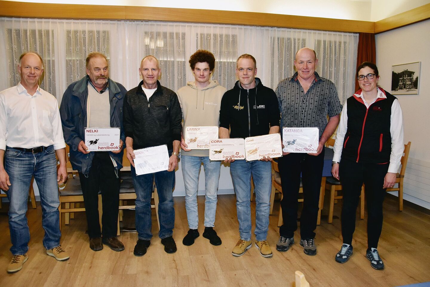 Adrian Weber (links) und Sandra Staub-Hofer (rechts) überreichten die Plaketten  an: Franz Hofer, Daniel Käser-Egger, Andreas Schaad, Werner Dennler und Hansruedi Allenbach (v. l. n. r.).