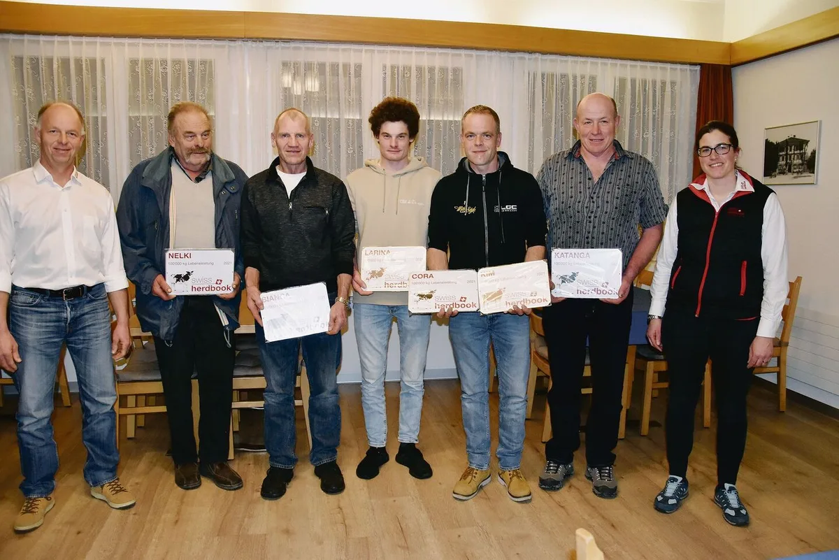 ea508c17f3faa77bf5fc81d1be588d5009d168cb769c65b4385223fb3782f2df Adrian Weber (links) und Sandra Staub-Hofer (rechts) überreichten die Plaketten an: Franz Hofer, Daniel Käser-Egger, Andreas Schaad, Werner Dennler und Hansruedi Allenbach (v. l. n. r.).