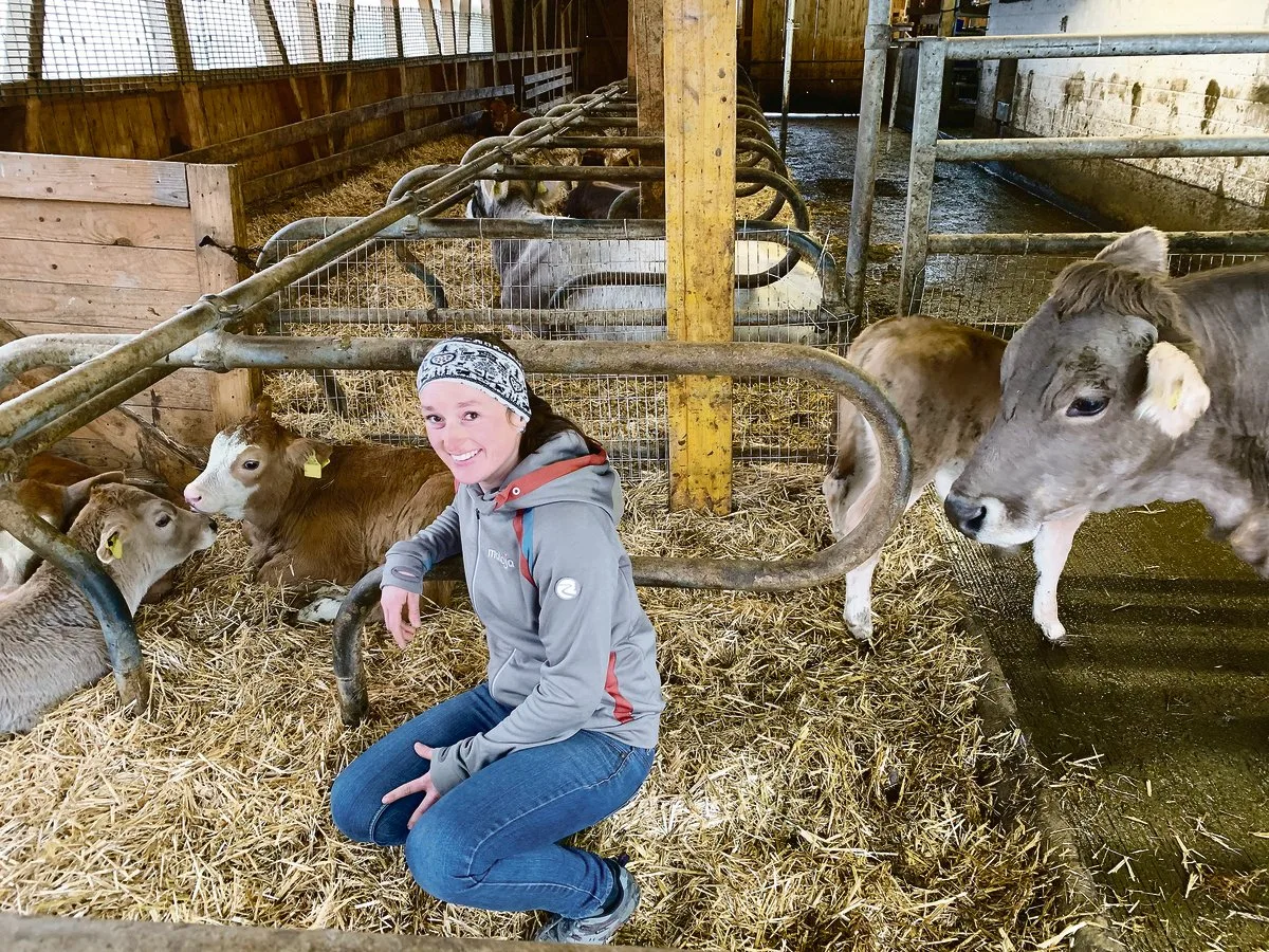 702584a7210f8f1c62a7a4b035c4d13277b934eb Janine Omlin-Kayser vom Biohof Eggmatt im Stall mit den Mutterkühen und jungen Natura-Veal Kälbern. (Bild Josef Scherer)