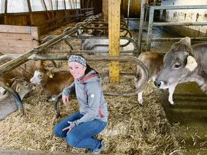 Janine Omlin-Kayser vom Biohof Eggmatt im Stall mit den Mutterkühen und jungen Natura-Veal Kälbern. (Bild Josef Scherer)