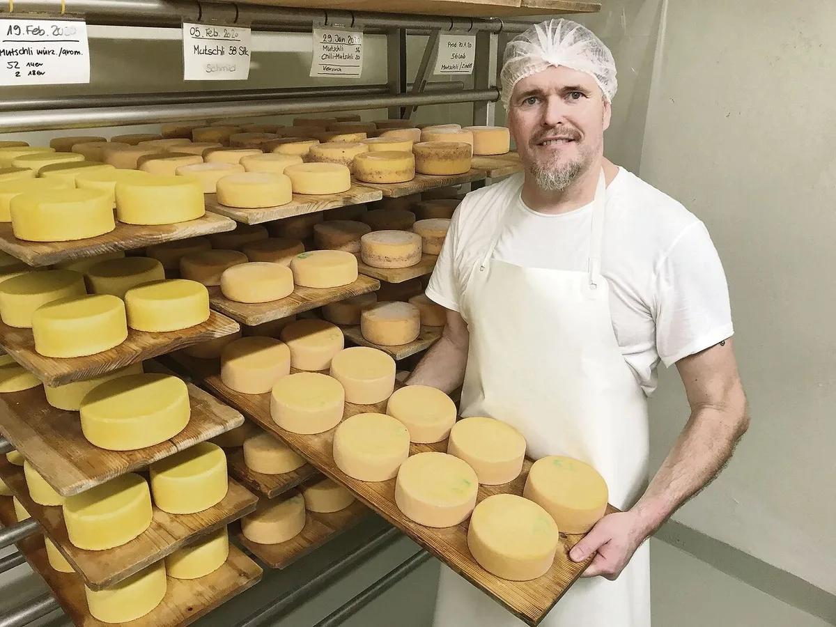 Im Käsekeller lagern die Mutschli und Raclettekäse. Es sei jeweils ein schöner Moment, wenn die Kunden ihren Käse abholen, sagt Christoph Lohner.