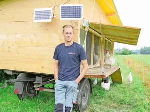 Pirmin Adler beim Hühnermobil: Der Landwirt hat schon grosse Erfahrungen mit Agroforst.