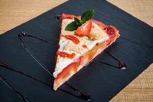 Als Dessert serviert Lydia Barmettler einen Rhabarber-Erdbeerkuchen mit Meringue-Haube.