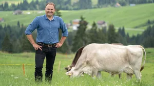 Marcel Dettling ist dreifacher Vater und bewirtschaftet zusammen mit seiner Familie einen Landwirtschaftsbetrieb im Berggebiet.