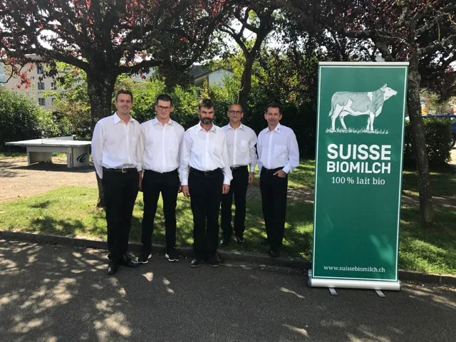 V. l. n. r.: Boris Beuret, Vorstandspräsident der Produzentenvereinigung Suisse Biomilch; Flurin Frigg, Vorstandsmitglied; Markus Bachofner, Vizepräsident des Vorstandes; Cemil Klein, Leiter Kompetenzzentrum Suisse Biomilch und Mitglied der Geschäftsleitung der Mooh-Genossenschaft; sowie Urs Flammer, Vorstandsmitglied. (Bild zVg)