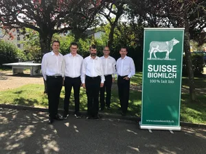 V. l. n. r.: Boris Beuret, Vorstandspräsident der Produzentenvereinigung Suisse Biomilch; Flurin Frigg, Vorstandsmitglied; Markus Bachofner, Vizepräsident des Vorstandes; Cemil Klein, Leiter Kompetenzzentrum Suisse Biomilch und Mitglied der Geschäftsleitung der Mooh-Genossenschaft; sowie Urs Flammer, Vorstandsmitglied. (Bild zVg)