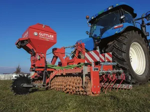 Mit Übersaaten wird das Ertragspotenzial von Grünland besser ausgeschöpft. Die Übersaat ist vor allem im Frühling und Herbst, wie auch zu jedem anderen Zeitpunkt möglich, wenn die Saat Bodenkontakt, Licht, Luft und Feuchte zum Keimen findet. Bild: Beat Schmid