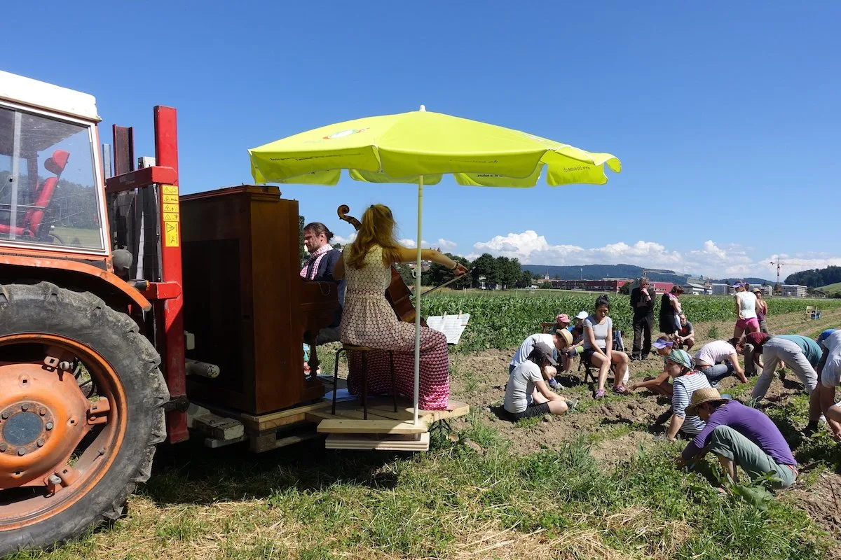 5d77731e6312c2ec5e84dac95de6fddab7ce0974 Jäten und doch kein Konzert verpassen. Bei Sonnenschein könnte der Kultursommer der Solidarischen Landwirtschaftsinitiative Radiesli in Worb so aussehen. (Bild zVg)