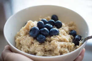 Der Klassiker Haferbrei – oder neudeutsch Porridge – ist eines der Beispiele von Lidl, wie sich pflanzliche Proteinquellen in den Menüplan einbauen lassen.
