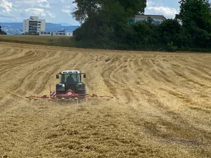 Dort wo das Getreide gedroschen ist, gilt es nun den pH-Wert des Bodens zu bestimmen und wenn nötig eine Kalkgabe zu machen. (Bild Katrin Erfurt)