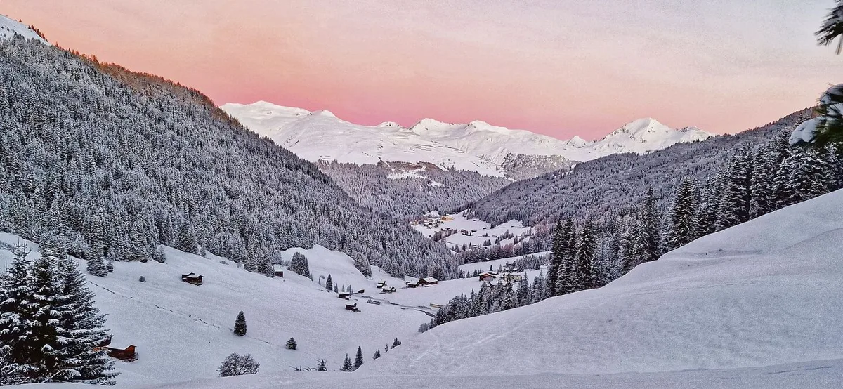 17ade88df2a228ccdc88f4f47dbc71def264077c8afb1970e7d219ff96cefe32 Der erste Wintereinbruch der Saison bescherte den Bergen Schnee und sorgte für malerische Fotosujets. Doch kaum steigen die Temperaturen, ist die ganze weisse Pracht schnell wieder weg.