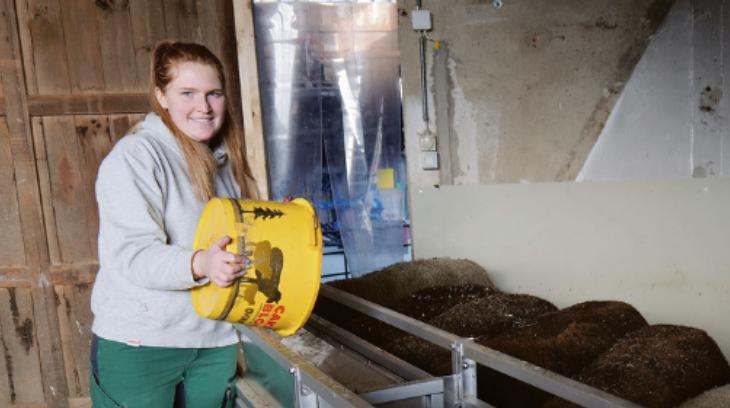 Jasmin Morgenthaler arbeitet auf dem elterlichen Betrieb mit, gerne auf dem Traktor bei der Feldarbeit, aber auch im Schafstall. (Bild Franziska Jurt)