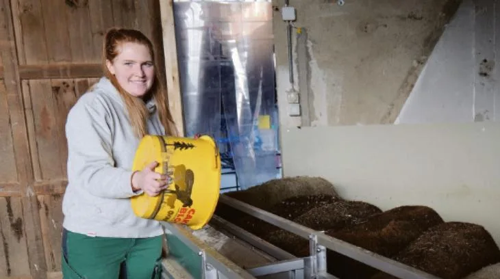 4bdccb5ecf4992394a235af61165c368de995fb9 Jasmin Morgenthaler arbeitet auf dem elterlichen Betrieb mit, gerne auf dem Traktor bei der Feldarbeit, aber auch im Schafstall. (Bild Franziska Jurt)