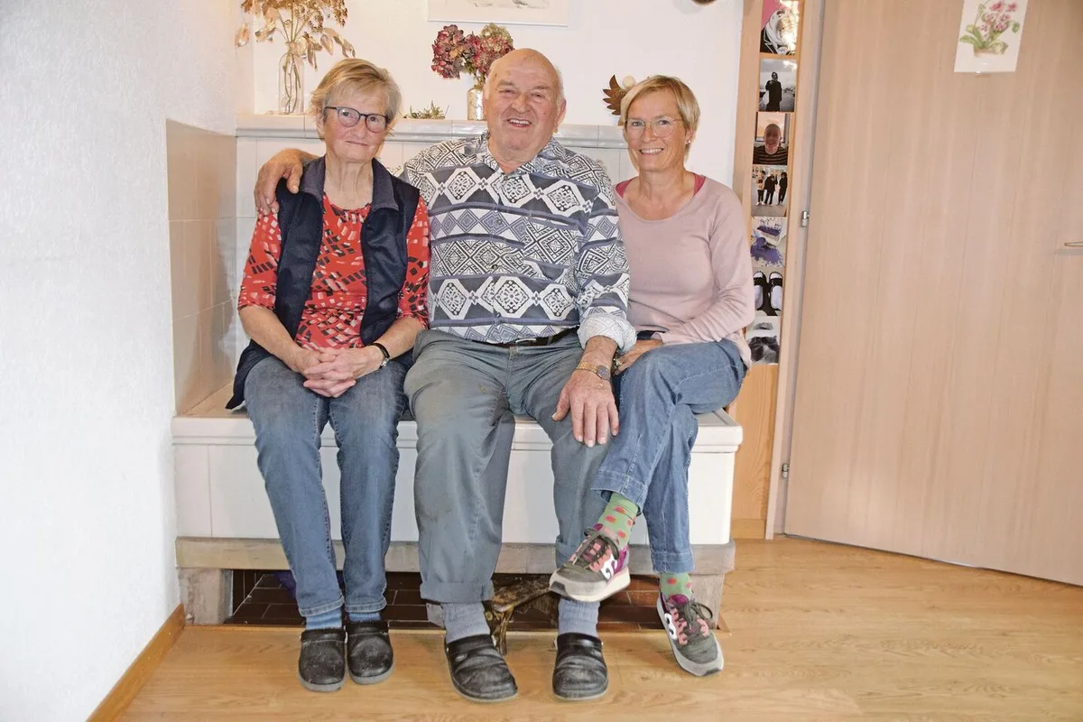 7abfe7af8b872f0efd03cee7aac69b313791d79aba6ea92e47c7d2020490d0c2 Fritz und Eva Wälchli mit ihrer ältesten Tochter Monika Neuenschwander. Sie erzählen, wie es früher auf der Wäckerschwend war, als das Bauern noch ganz anders war.