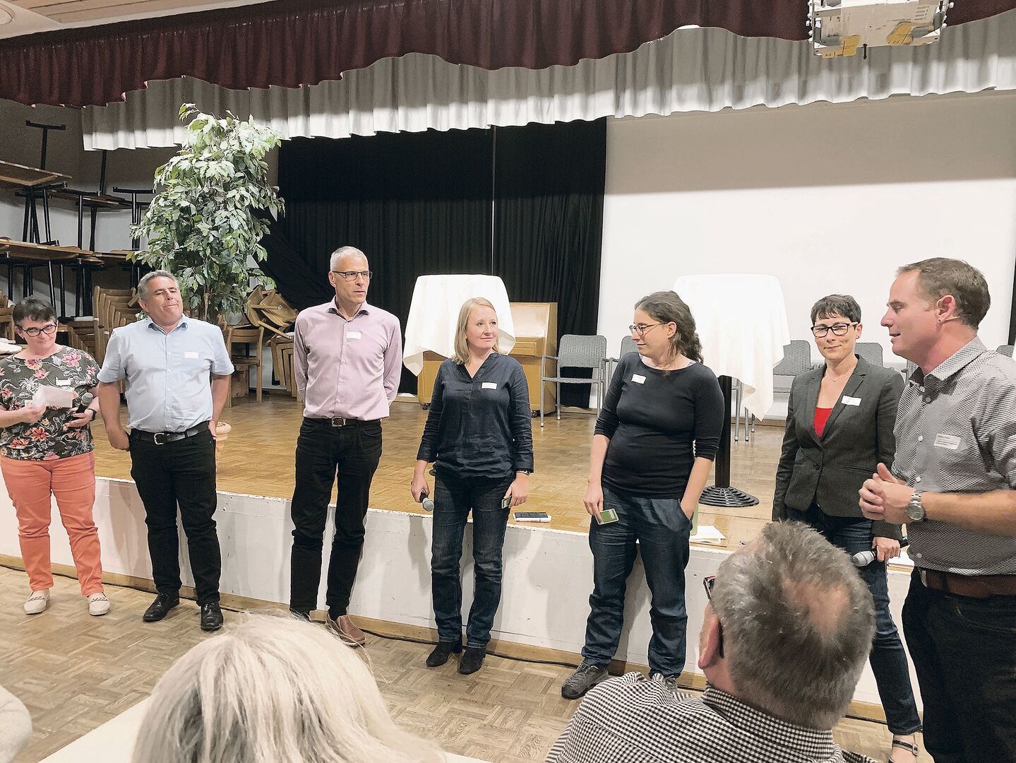 Die Politiker Vroni Thalmann, Martin Birrer, Hanspeter Bucheli, Claudia Huser, Laura Spring, Colette Basler und Moderator Markus Kretz (v. l. n. r.).