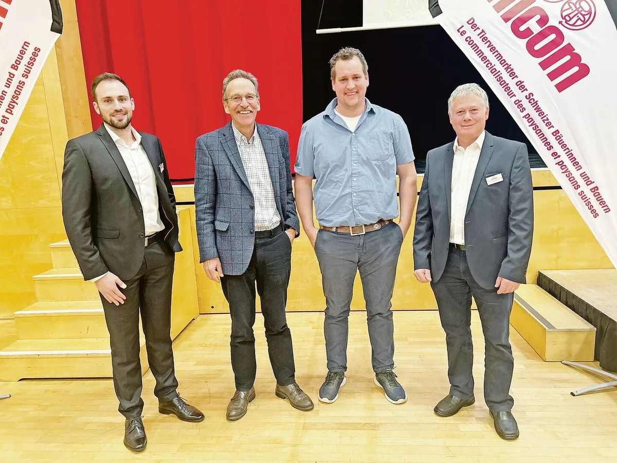 Gäste von Julius Jordi (l.) und Cyrill Schildknecht, Präsident Regionalausschuss Ostschweiz (r.), an der Anicom-Tagung waren Manfred Bötsch (2. v. l.) und Ronni Vögeli (3. v. l.).