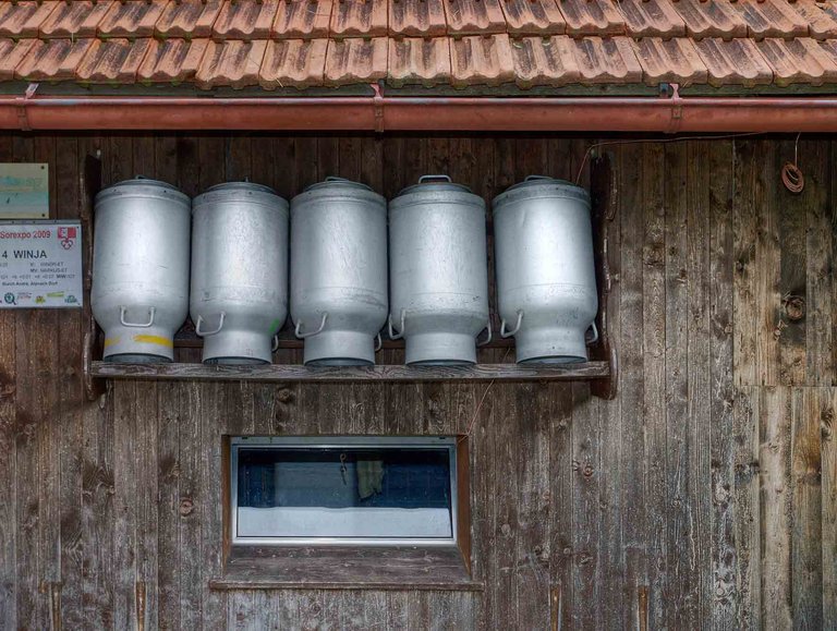Die Milchproduzenten können aufatmen. Trotz höherer Produktion Anfang Jahr bleibt der Richtpreis unverändert. (Bild lid)