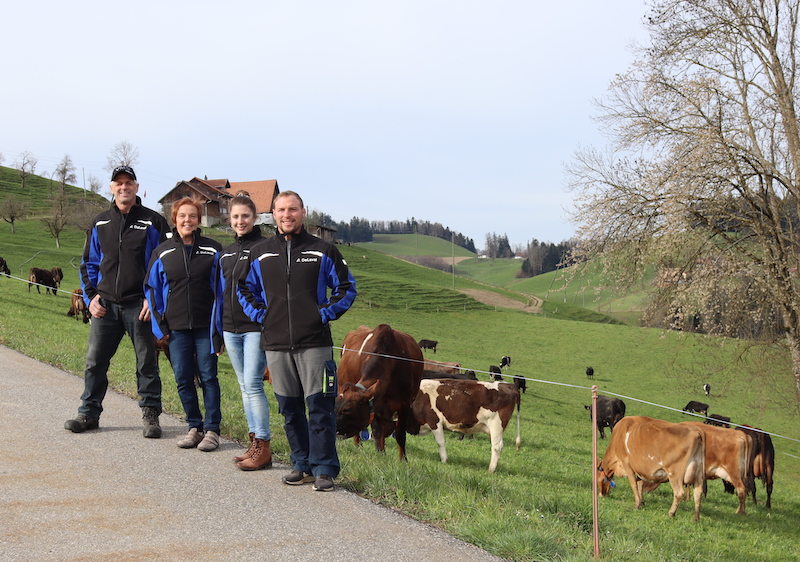 Familie Areggers Kühe sollen Milch allein aus Weidegras produzieren. (V. l. n. r.): Ignaz und Beatrice Aregger, Celine Schumacher und Kilian Aregger haben durch das automatische Melksystem mehr Freiheit gewonnen. (Bild DeLaval)