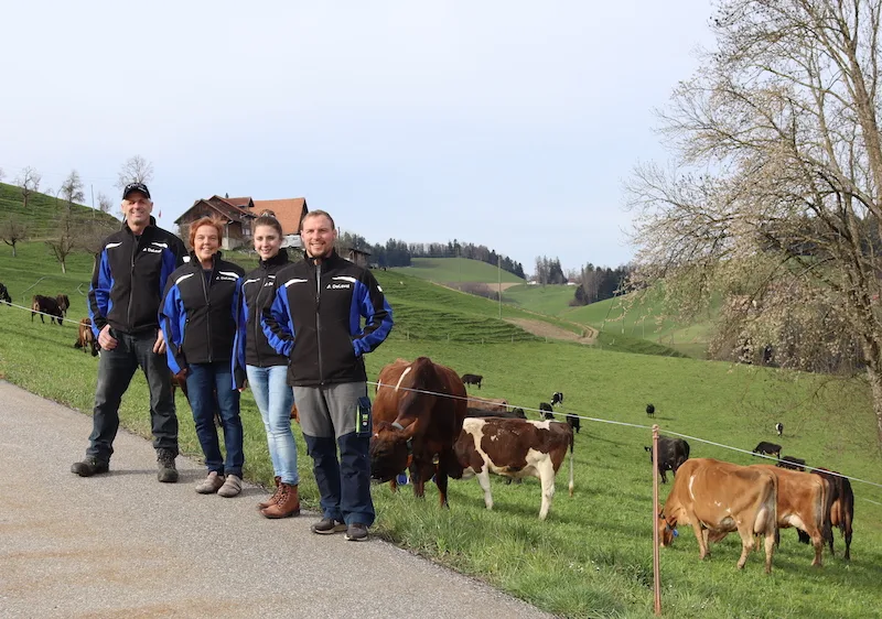 2a2d5957d787bfbff46e40e1ec050b32c0768b4f Familie Areggers Kühe sollen Milch allein aus Weidegras produzieren. (V. l. n. r.): Ignaz und Beatrice Aregger, Celine Schumacher und Kilian Aregger haben durch das automatische Melksystem mehr Freiheit gewonnen. (Bild DeLaval)