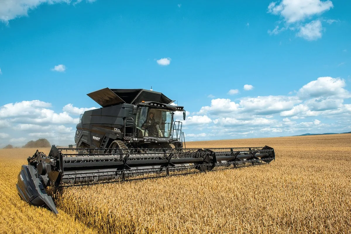 30b4e838a18ab75e05a35c95fe67f675dab1ecaf Grüne Halme im Erntegut erschweren die Ernte. Es braucht Können und Fingerspitzengefühl des Fahrers, um den Mähdrescher auf die Situation einzustellen. Bild: zvg