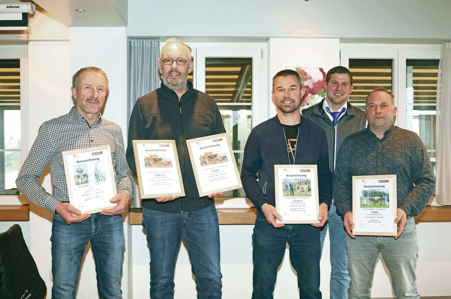 Ausgezeichnet (v. l.): Stefan Gumann, Thomas Villiger, Siegfried Renggli, Urs Köpfli, Präsident Cyrill Gauch (hinten).