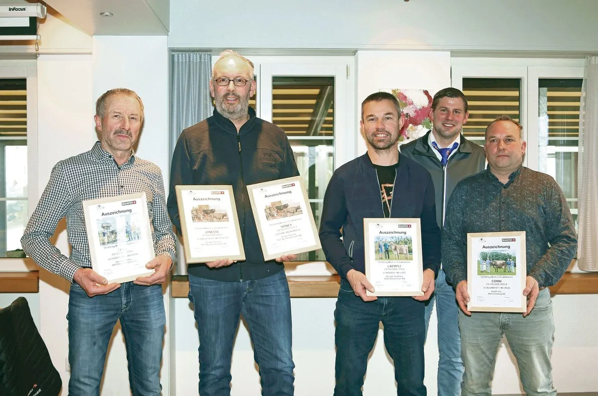 Ausgezeichnet (v. l.): Stefan Gumann, Thomas Villiger, Siegfried Renggli, Urs Köpfli, Präsident Cyrill Gauch (hinten).