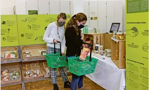 Diese beiden Studentinnen der PH Luzern füllen ihren Einkaufskorb. An der Kasse wird ihr Einkauf ausgewertet. (Bild ns)