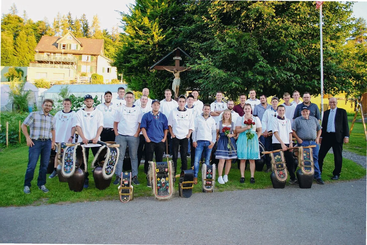 c9521ba3b431dce301e2e0f2a0a2a26e067384993d88d70bc4b67b846001b99e Klassenfoto mit zwei Landwirtinnen und 24 Landwirten, Klassenlehrer Erich von Ah (l.) und Nationalrat Markus Ritter (r.)
