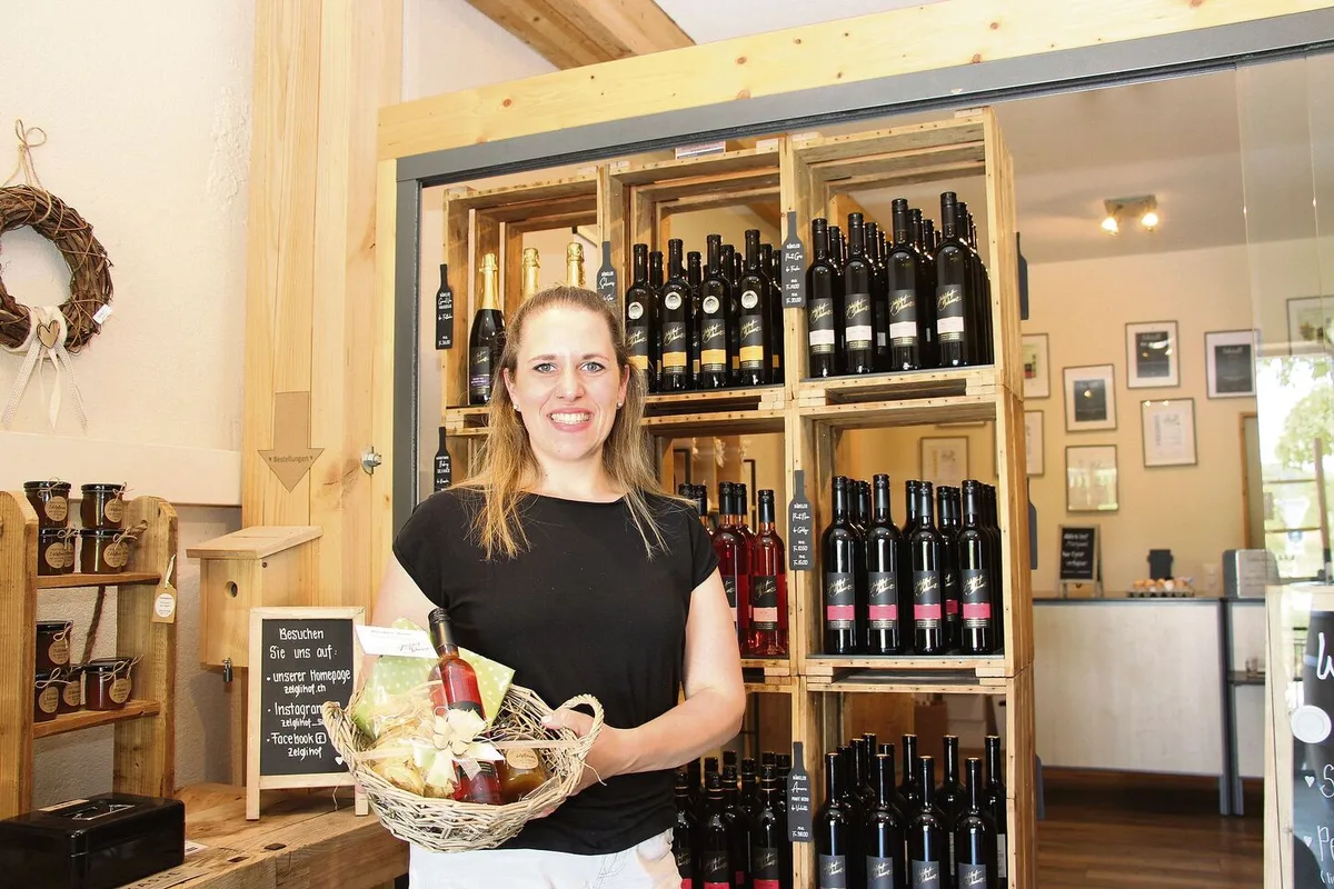 5c2f4e6fdf4faec86c922699992a8c73fbc89e830f1122828107700e19320443 Sonja Schwarz im Hofladen, den sie umgestaltet hat. Zum Zelglihof gehören 30 ha landwirtschaftliche Nutzfläche. Auf 2,5 ha wachsen Reben der Sorten Blauburgunder, Riesling-Silvaner, Solaris und Pinot gris.(Bilder Hans Rüssli)