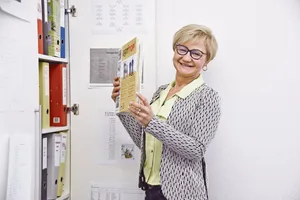 «Die Bürokratie in der Schweiz ist schon sehr gross»: Katja Glauser erledigt den ganzen Papierkram rund um die jährlich 15 bis 20 Angestelltenverhältnisse.(Bild aem)