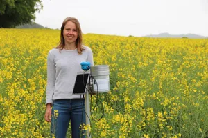 Andrea Marti, wissenschaftliche Mitarbeiterin im Team von Andreas Keiser an der HAFL, mit einer Bodensonde zur Messung der Bodenfeuchtigkeit. Bild: Sebastian Hagenbuch