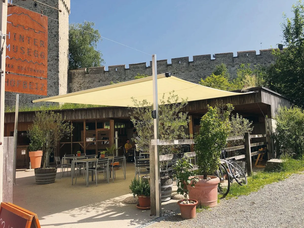 b0526b054e71a4d1d3c4209edc1dcf70d94b8cc0e11311bf050fb8b570fc630a Im Sommer dient der Platz als Terrasse für die Gäste der Hofbeiz, im Winter ist hier der Stall für die Hochlandrinder.