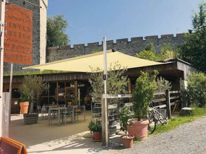 Im Sommer dient der Platz als Terrasse für die Gäste der Hofbeiz, im Winter ist hier der Stall für die Hochlandrinder.