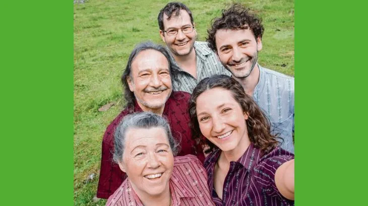 d0cf6284dedd3d7994a16a104104c119eafa8cd3 Sie leben fürs Edelweiss: Therese (vorne links) und Alfred Jenni (Mitte links) übergeben die Geschicke an Rea Sarina Brügger-Jenni, Samuel Jenni (Mitte rechts) und Patrik Jenni (oben). (Bilder Märithüsli)