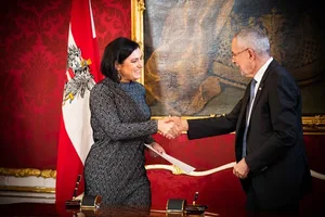 Bundespräsident Alexander Van der Bellen hat heute Elisabeth Köstinger als Ministerin angelobt. (Bild BMLRT/Paul Gruber)