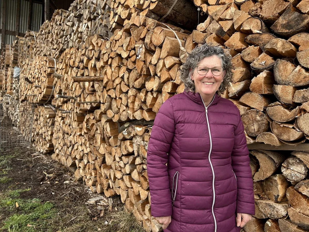 auch_beim_Holz_rüsten_und_aufbereiten_ist_Katrin_Meienberger_dabei_ Bäuerin, Gemeinderätin, Wirtin – und bald 62: Stillstand liegt Katrin Meienhofer nicht