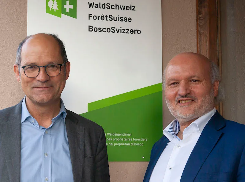 6d6815992b6c37399370601aa311936b21d16e30 WaldSchweiz-Präsident und Ständerat Daniel Fässler (links) mit dem neu gewählten Direktor Thomas Troger-Bumann vor der Verbands-Geschäftsstelle in Solothurn. (Bild WaldSchweiz/Fabio Gilardi)