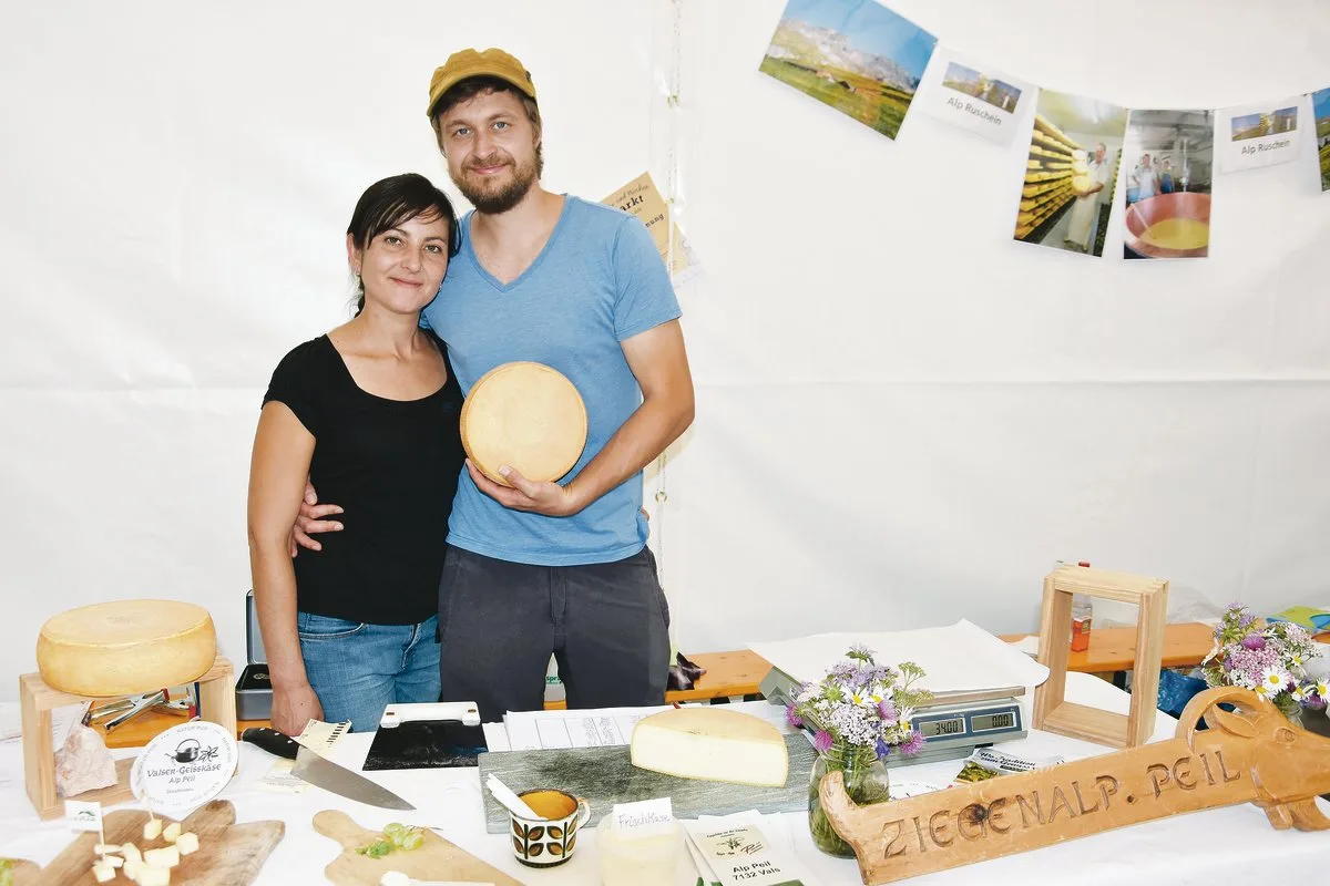 42a92982df715c53c2c024636bb19d860a89a0c2 245 Ziegen verbrachten den Sommer auf der Alp Peil. Emilia Rogel Serna aus Spanien und Fabian Reissner aus dem Südtirol hüteten sie und stellten feinen Käse her.(Bilder Susi Rothmund)