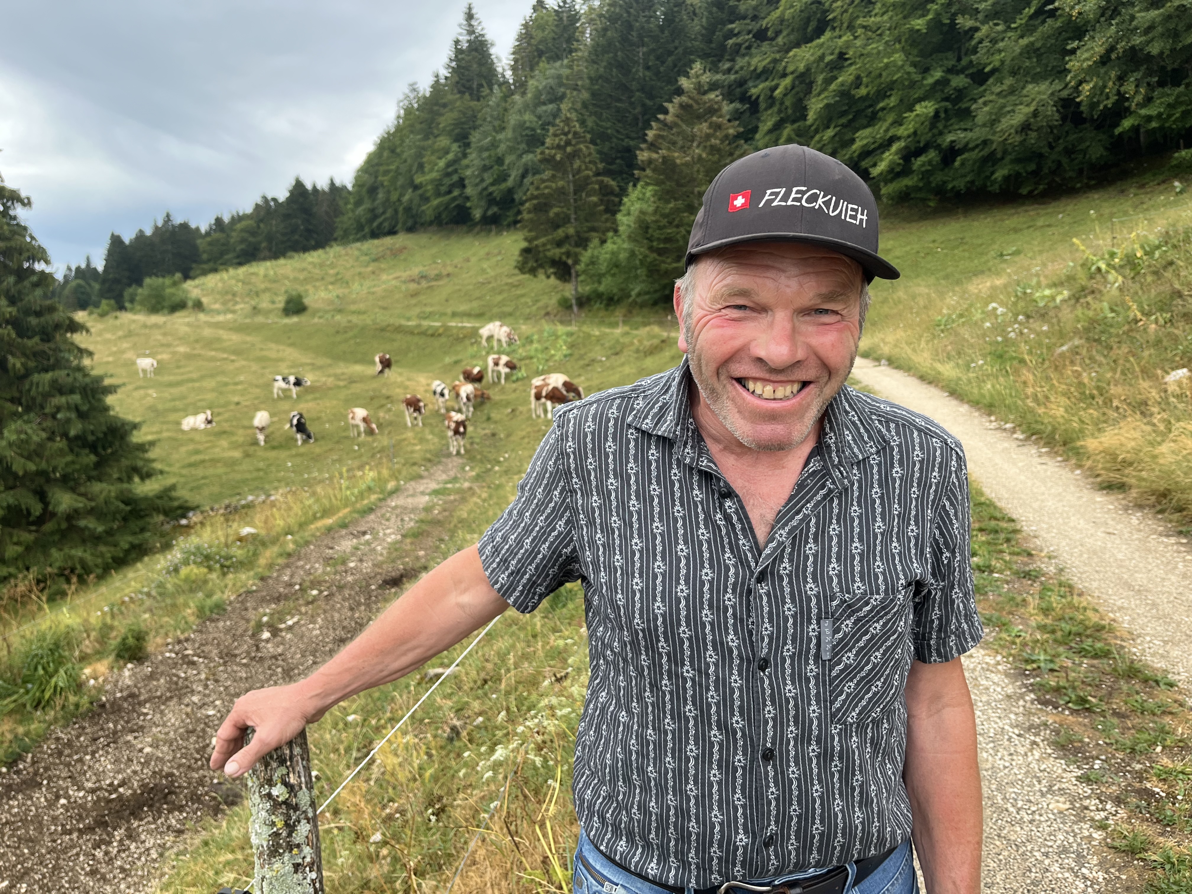 Der Landwirt Jürg Müller ist ein erfahrener und fachkundiger Älpler. Er betreut seine Tiere verantwortungsvoll und mit Leidenschaft.