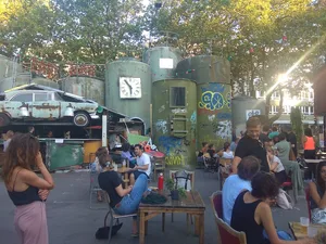 Die Silos auf der Schützenmatte bieten eine schöne Kulisse für die Bar. (Bilder asa)