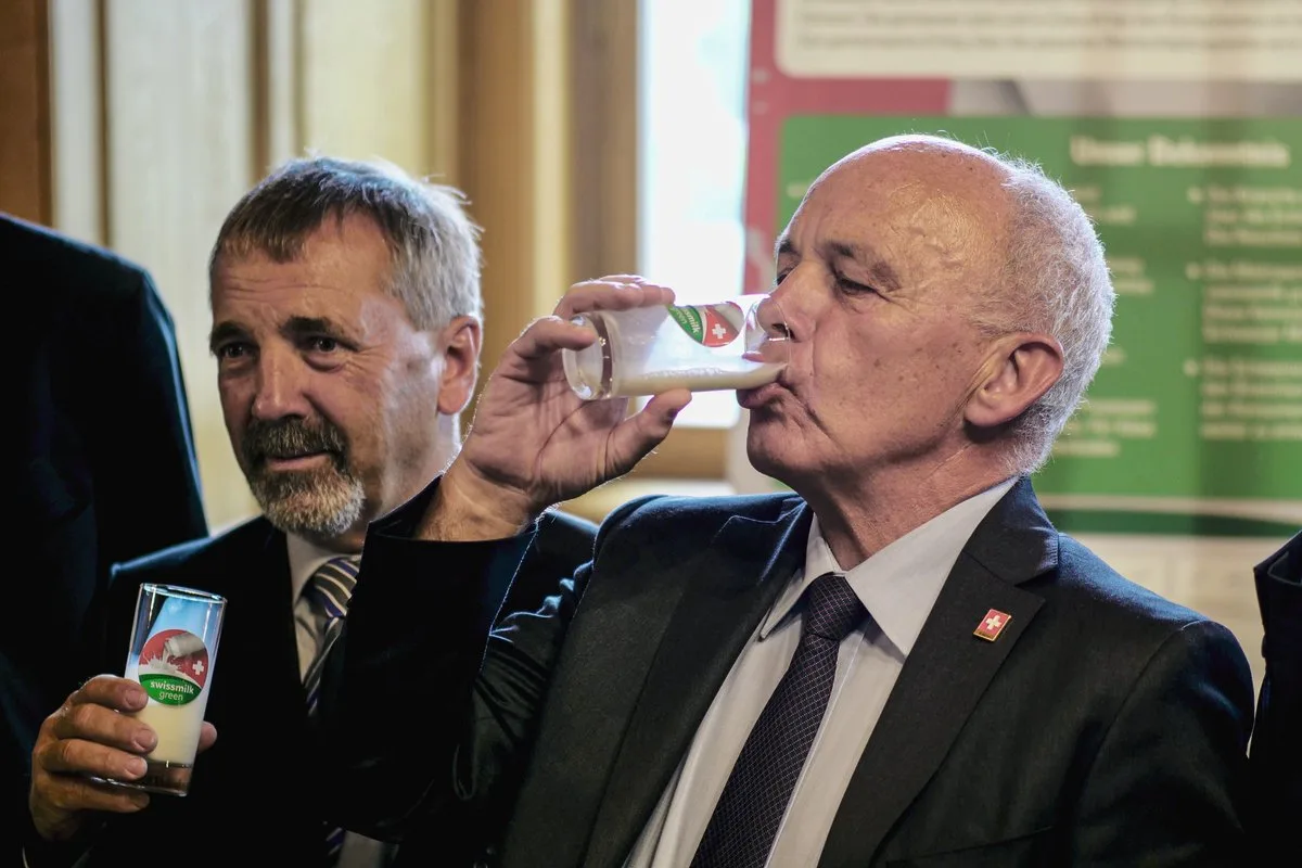 2d810bc83b2b78c386708dc793a9f4fbdf5f8c12 SMP-Präsident Hanspeter Kern und Bundespräsident(im Jahr 2019) Ueli Maurer trinken die erste «Swissmilk Green». (Bild Jürg Vollmer)