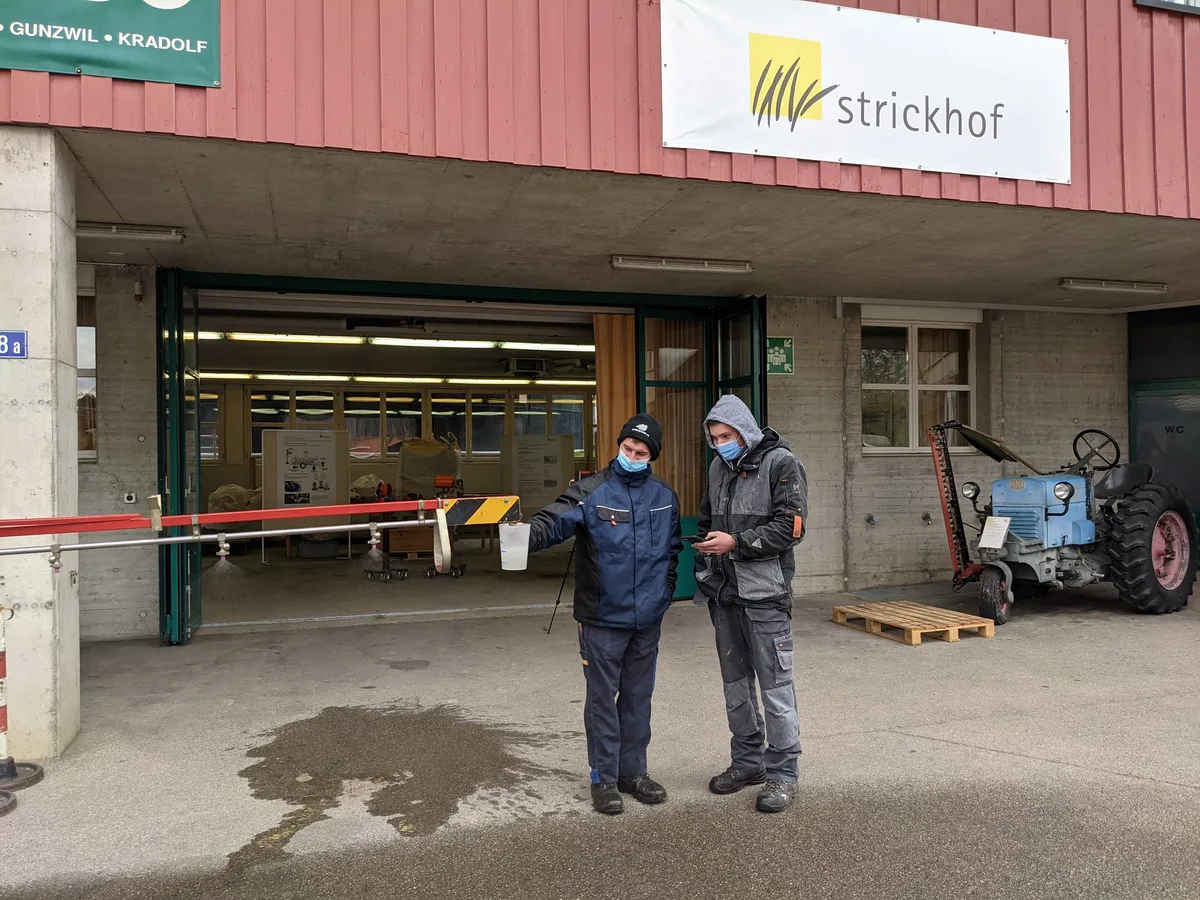 480d8a808ee9f3e61f8070999b1a89f4589db4bf Gabriel Freis Kameraden stoppen die Zeit und messen die Ausbringmenge der Spritze im ÜK am Strickhof. (Bild Gabriel Frei)