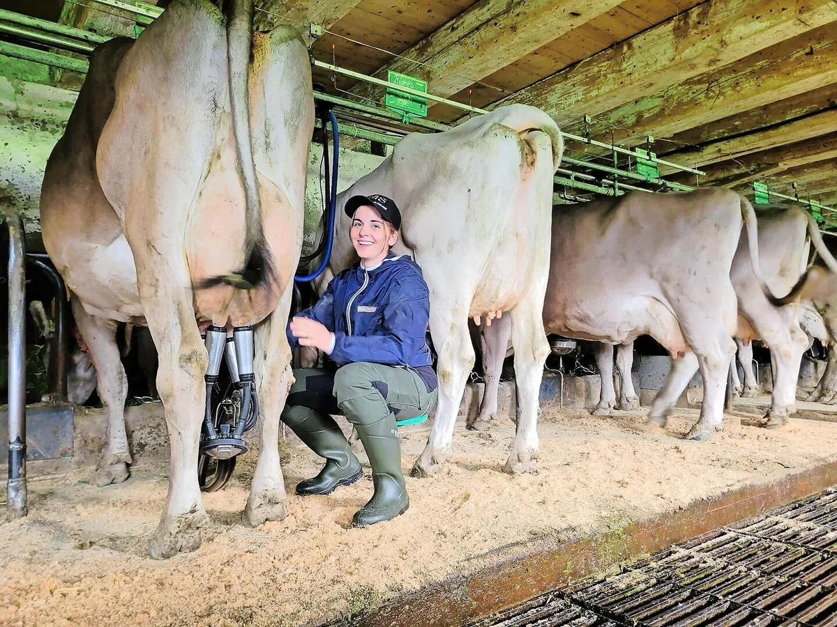 933dfa4d0a1cc76d53e97653cb0364c47448622e0ff852ff984328c1693b173d Larina Bühlmann fühlt sich im Stall am wohlsten. Später einmal möchte sie einen Milchwirtschaftsbetrieb mit eigener Braunviehherde führen.