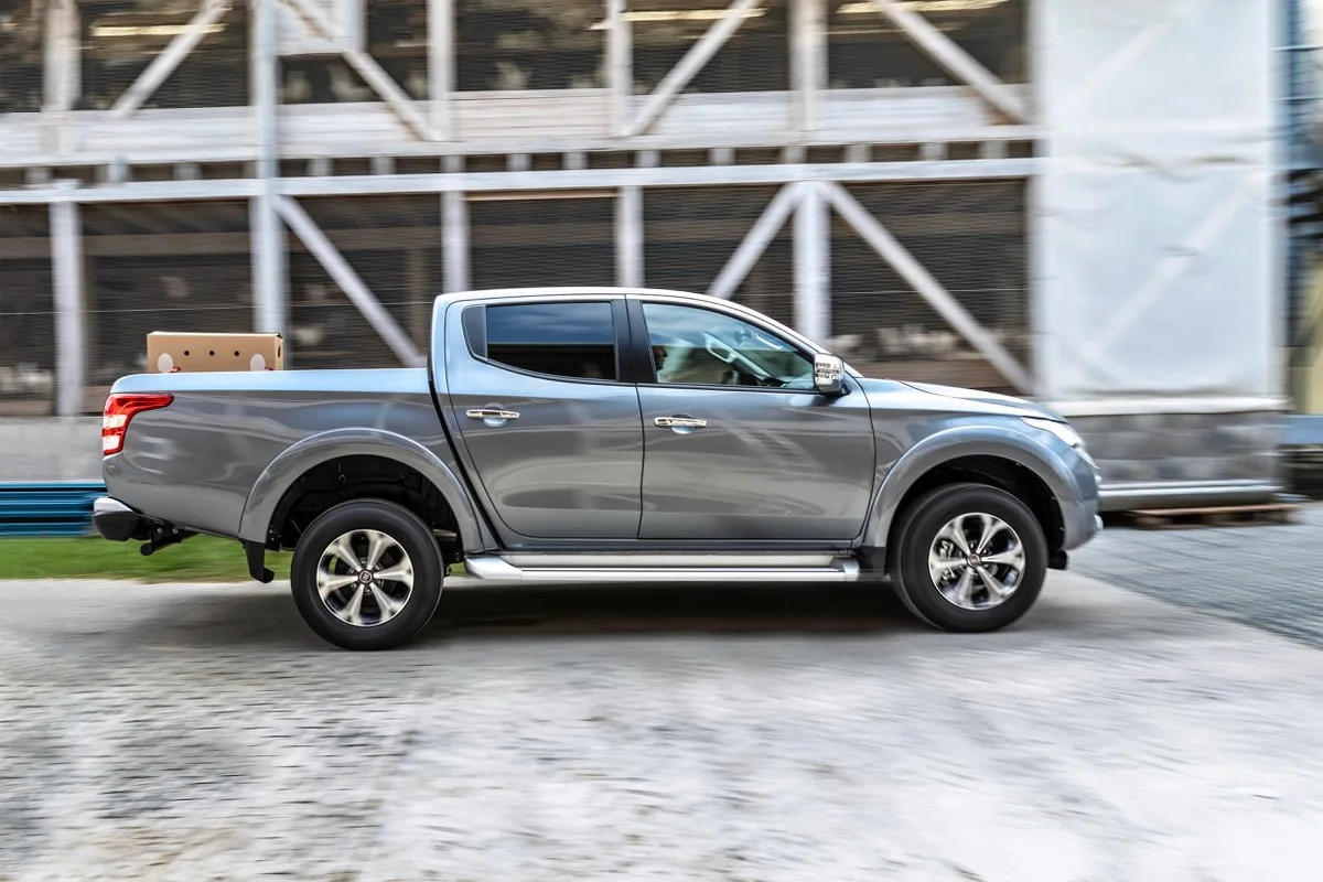 04cf3bcdacbc0a3a334c81846282383b2600127d Der Fiat Fullback Pick-up trägt 1 Tonne und zieht 3,1 Tonnen Anhängelast.